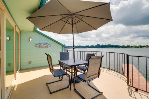 Seven Coves Apartamento | Lake Conroe Condo Balcony, Views and Pool Access!