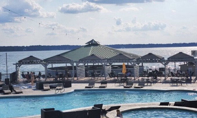 Seven Coves Condominio | Lake Conroe Waterfront Suite 205