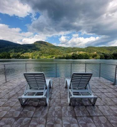 Milici Casa | Lake Cottage
