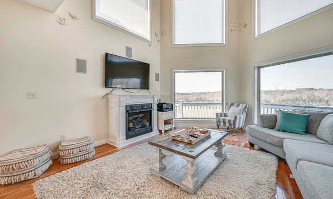 Bronston Casa | Lake Cumberland Home w/ Hot Tub & Game Room