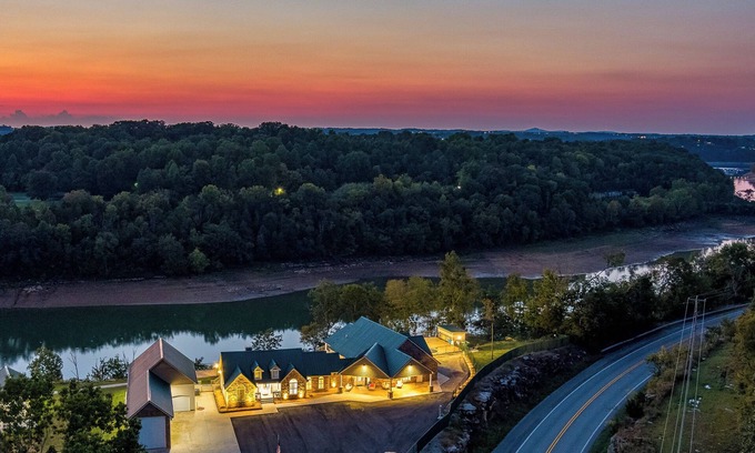 Burnside Casa | LAKE CUMBERLAND KY Lakefront Home