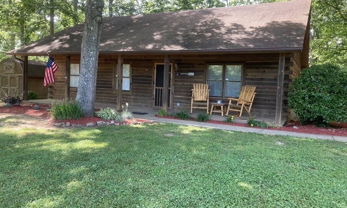 Nancy Cabina | Lake Cumberland Log Cabin minutes from Lee's Ford Marina and Pulaski County ParK