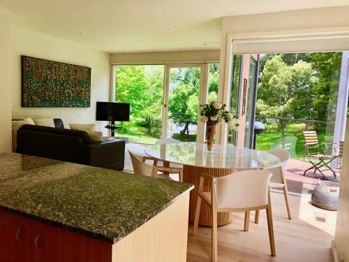 Daylesford Villa | Lake Daylesford Villa2 Lake frontage pet friendly