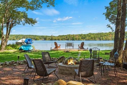 Pocono Summit Casa | Lake Daze by AvantStay Lakefront w Modern Interior Enclosed Porch Hot Tub