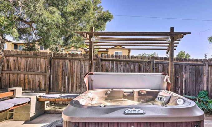 Lake Elsinore Cabaña | Lake Elsinore Escape: Walk to Beach & Main St!
