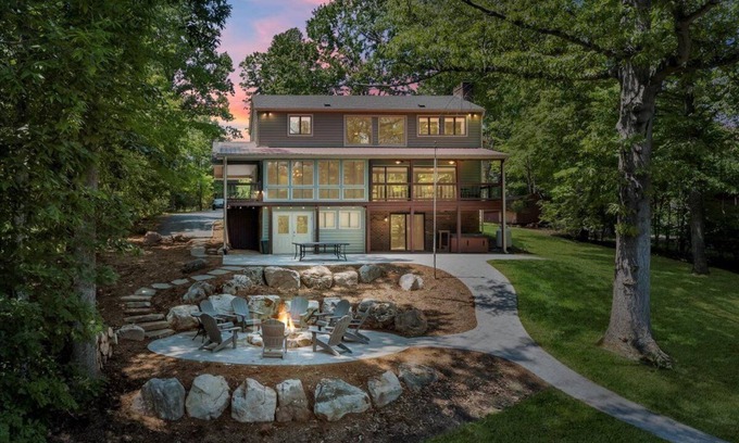 Smith Mountain Lake Casa | LAKE Emerald Shores: Lakefront & Private Dock