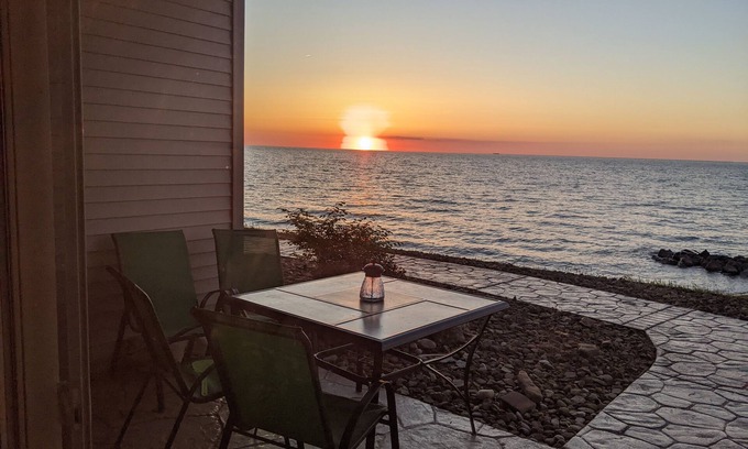 Geneva-on-the-Lake Condominio | LAKE ERIE-SISTIBLE CONDO DIRECT WALK OUT to BEAUTIFUL LAKE ERIE