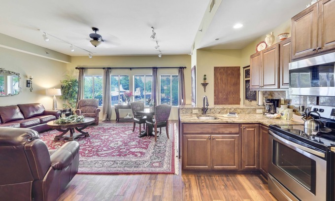 Charlevoix Condominio | Lake Escape | Downtown Charlevoix | Pool, Hot Tub, Sauna | Full Size Kitchen