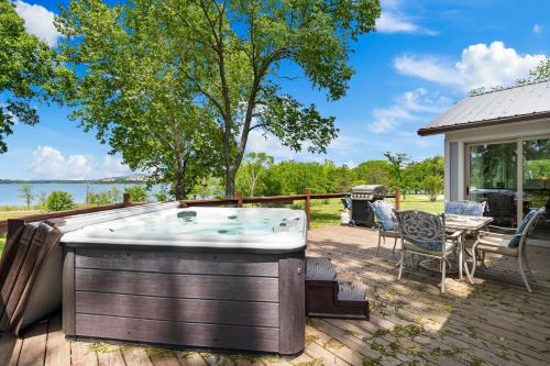 Branson Casa | Lake Escape Lakefront Lodge at Red Bud Cove