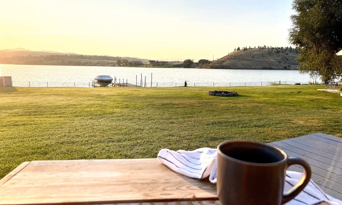 Helena Casa | LAKE ESCAPE - Waterfront Property