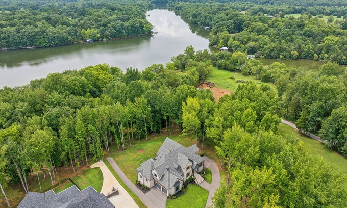 Lebanon Casa | Lake Estate w private Dock on 2 acres Just outside Nashville, Tn!!!
