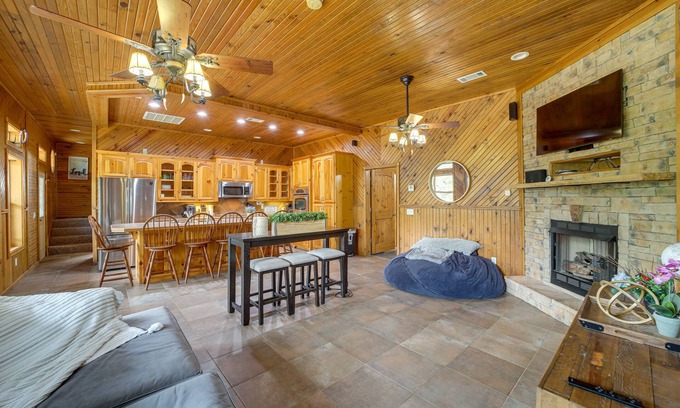 Hoyt Cabina | Lake Eufaula Cabin w/ Hot Tub & Large Deck