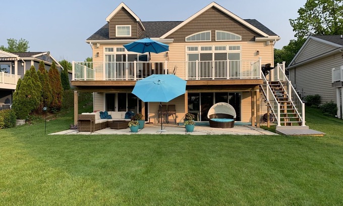 Lake Fenton Casa | Lake Fenton Fun ! Waterfront custom home on All sports Lake Fenton, sleeps 8