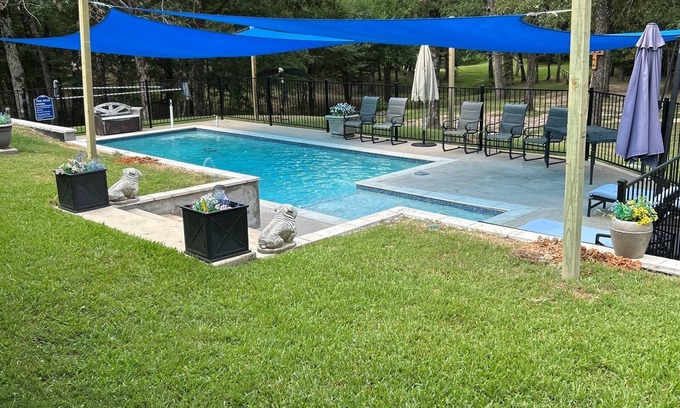 Yantis Casa | Lake Fork Waterfront Guest House New Dock and Swimming Pool