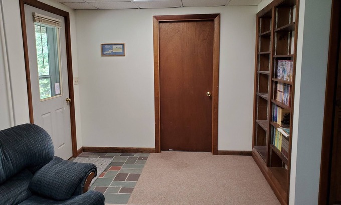 Unity Apartamento | Lake front 2 bedroom apartment located on Unity Pond. Great for Bass fishing.