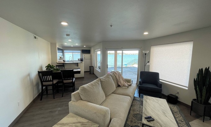Moses Lake Condominio | Lake Front 2-bedroom condo on beatiful Moses Lake with Private Hot Tub