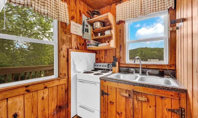 Smithville Cabina | Lake Front 2 Bedroom Cabin,6, With a Pool and Bar & Grill