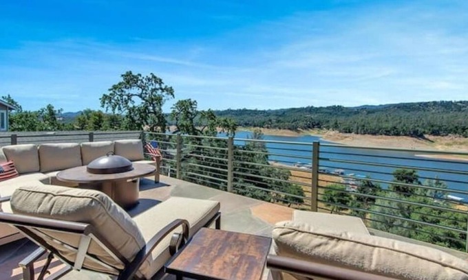Oak Shores Casa | Lake Front at the Dragon w/ Dock