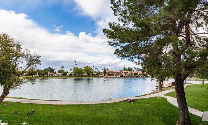 Desert Shores Condominio | Balcón frente al lago! Comunidad tranquila! ¡Camino! Restaurantes! Piscina temperada