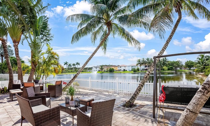 Tamiami Casa | Lake front, Billiard room, Large patio, Pet-friendly, BBQ, Safe Neighborhood