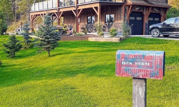 East Kootenay Casa | Lake Front Cabin-Invermere-4 Bedroom, Ice Fishing Shack, Hot Tub, Private
