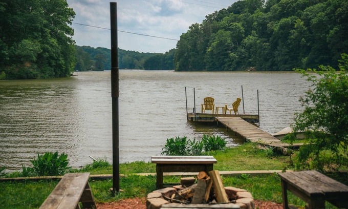 Martinsville Apartamento | Lake Front Cabin Peaceful hot tub and Fire pit