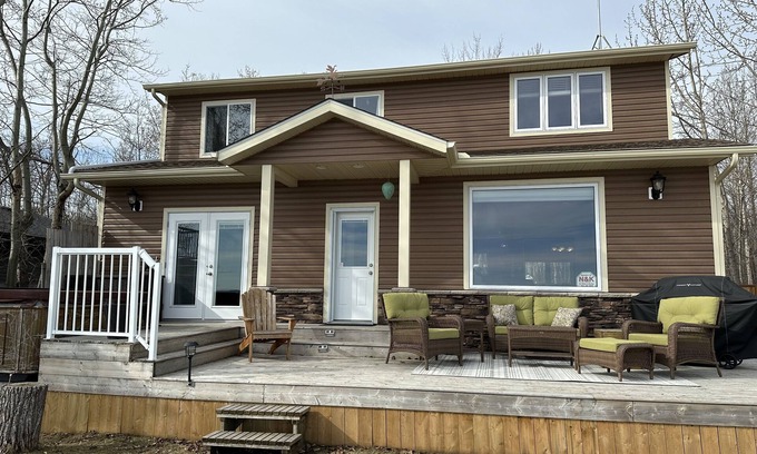 Westerose Cabina | Lake front cabin w/hot tub & firepit, close to The Village at Pigeon Lake.