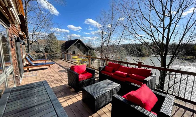 Athens Chalet De Esquí | Lake front Chalet in Catskill, close to ski slopes with Sauna-Game room.