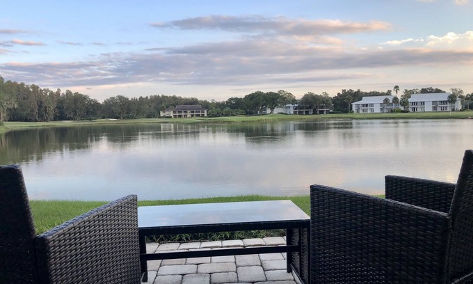 Wesley Chapel Condominio | Lake front condo at Saddlebrook