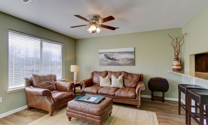 Mid America Condominio | Lake Front Condo, With Boat Slip / Unit 10 / Close to Bathhouse Row and Oaklawn!