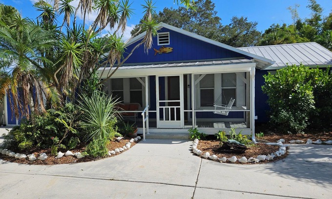 East Naples Cabaña | Lake front cottage less than 1mile from Fifth Ave S. The heart of old Naples.