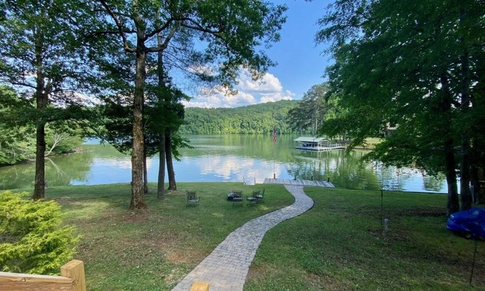 Rockwood Cabaña | Lake Front Cottage w/dock-Sleeps 10-1story-Relax-Dog Friendly