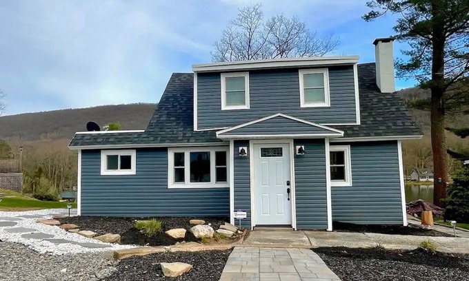 Beurys Lake Cabaña | Lake Front Cottage with Fire Pit Terrace