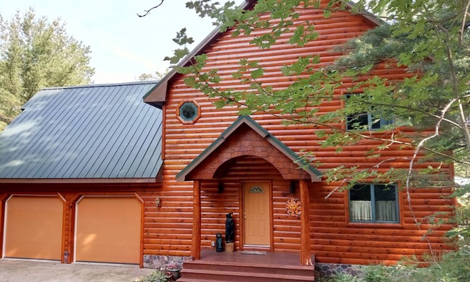 Elmira Casa | Lake front Custom Log home .Kayaks Loons Bald eagles fox & turkeys included.