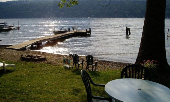 Penn Yan Cabaña | FRENTE AL LAGO: LAGO KEUKA LADO ESTE para una PUESTA DEL SOL HERMOSA