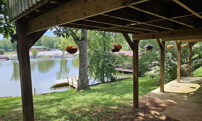 Dayton Cabaña | LAKE FRONT home at Lake Chickamauga FAMOUS for LARGEMOUTH BASS FISHING!