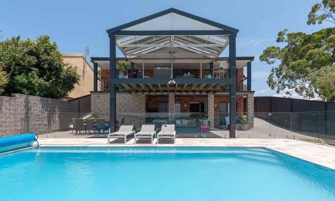 Arcadia Vale Casa | Lake Front Home - 4 Bedrooms - Pool & Jetty