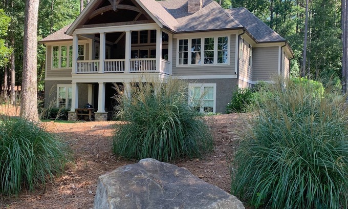 Reynolds Landing Casa | Lake front home in Reynolds Lake Oconee. Available Masters week.