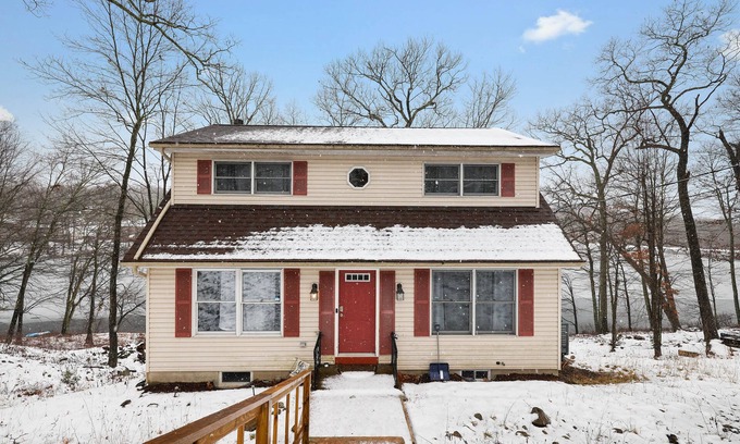 Bushkill Casa | LAKE FRONT HOME in SAW CREEK, BUSHKILL