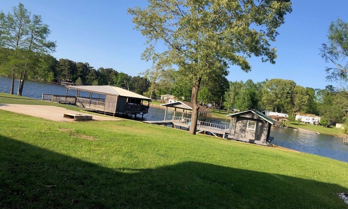 Negreet Casa | Lake front home in secluded neighborhood mins away f/ boat launch and amenities.
