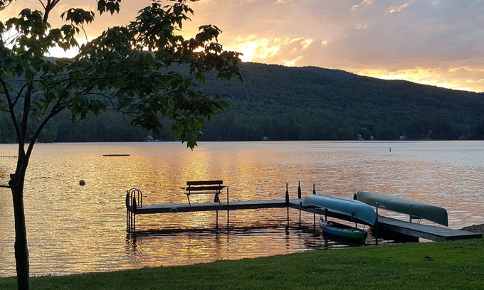 Ludlow Casa | Casa pacífica frente al lago con muelle privado en Lake Rescue
