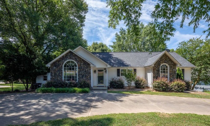Norwood Casa | Lake Front Home on Lake Tillery! Huge yard and plenty of parking!
