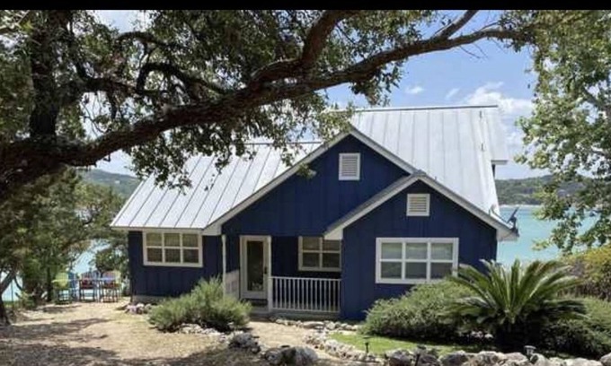 Lakehills Casa | Lake front home on Medina Lake!