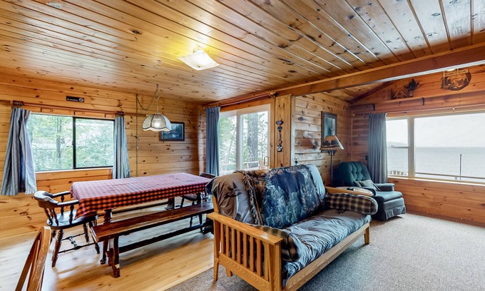 Greenville Cabina | Lake front home with privately shared dock for the homes in this complex