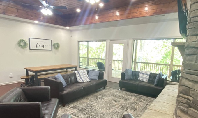 Arley Casa | Lake front, hot tub, wifi, great dock, deep water, game room and beds for 18+!