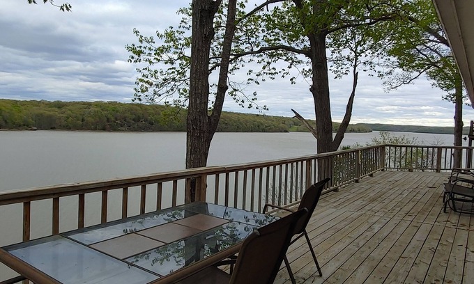 Edwards Cabaña | Lake front house with dock and deep water all year long.