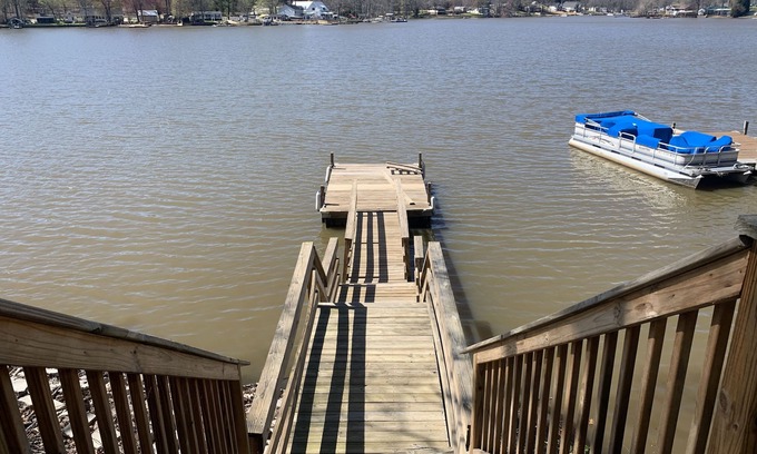 Southmont Casa | Lake front house with private boat dock and breathtaking view of the lake