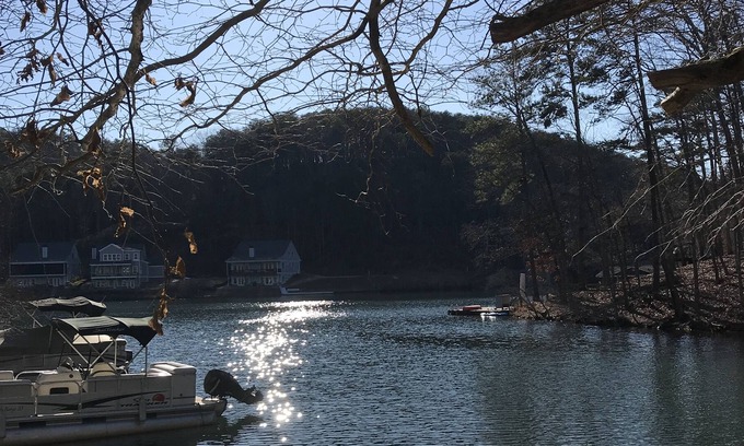Waleska Casa | Lake Front in Cove.....Pet Friendly With Huge, Enclosed Water Level Deck