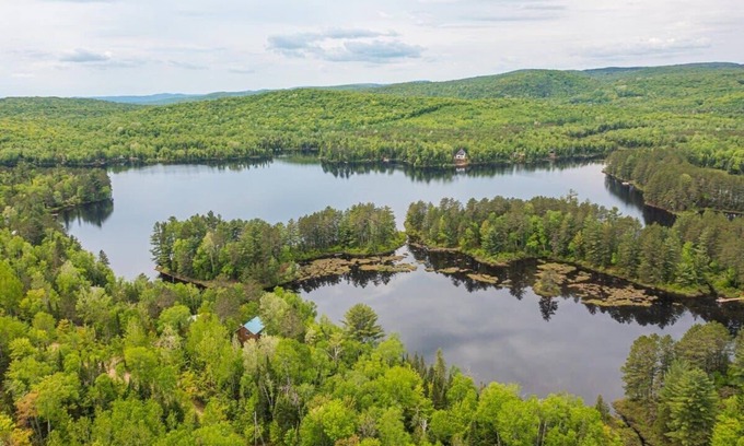 Saint-Didace Chalet De Esquí | Au bord de l eau et en forêt. Meublé à neuf !!