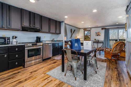 Big Cedars Apartamento | Lake Front King Suite: Full Kitchen-Lakefront Deck- Shared Hot Tub